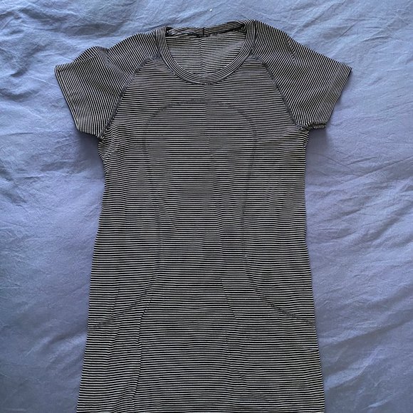 Lululemon tee - Picture 1 of 2